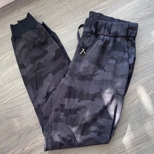 lululemon camo jogger size 6, 27" inseam comfy casual athletic